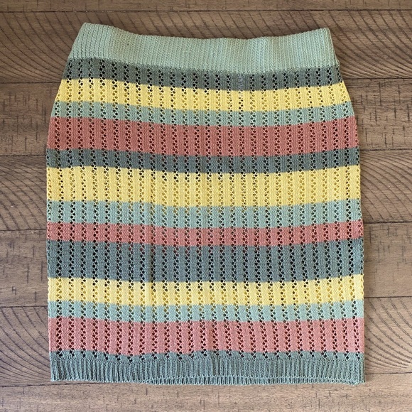 🔅 Woman’s 2 Piece Knitted Stripped Skirt and Crop Top🔅 - Picture 3 of 6